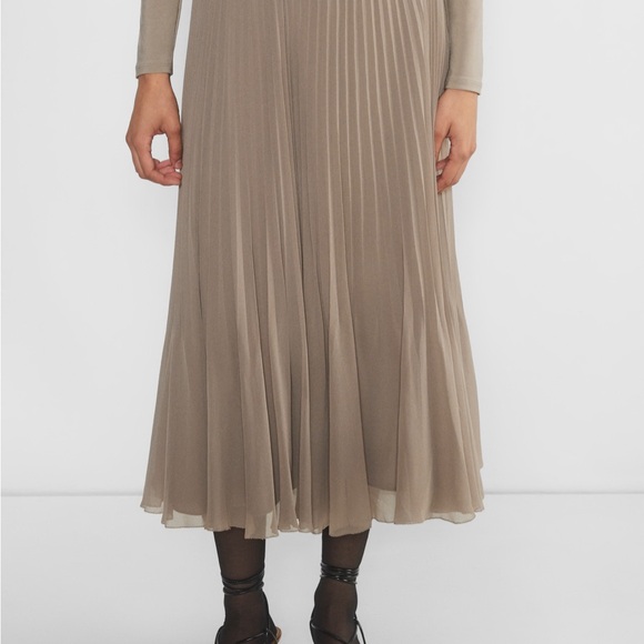 Aritzia Twirl Pleated Skirt, XS, mint green - Picture 2 of 11